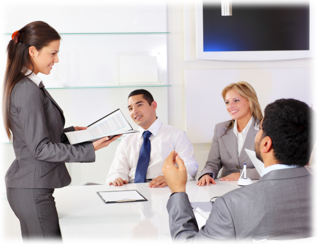 Ejecutiva aplicando evaluación 360°