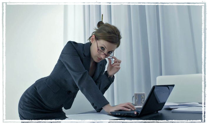 Ejecutiva evaluando el desempeño de su personal