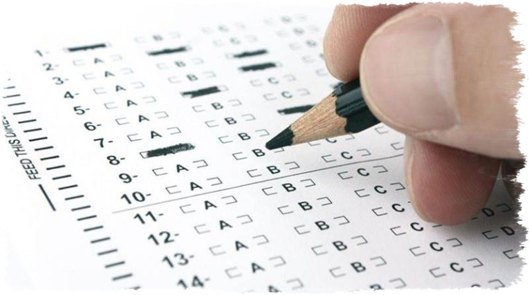 Mano llenando test psicométrico